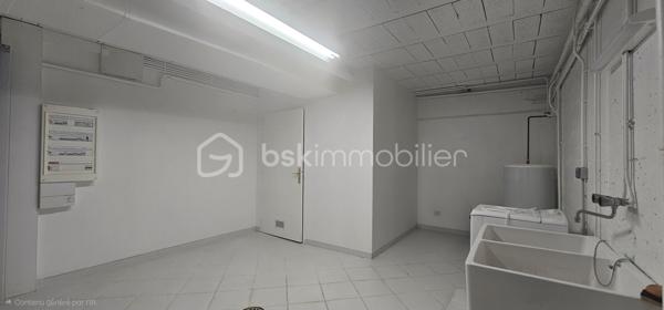 ***À seulement 8 minutes de Vichy superbe propriété située en sortie de village dans un environnement calme et sans vis-à-vis.
   
*** Surface habitable 203 m2 + sous sol de 100 m2

👉 - Au rez-de-chaussée : vaste séjour-salon ouvrant sur terrasse, cuisine équipée haut de gamme, hall d'entrée avec grande penderie, chambre avec dressing, salle d'eau double vasque et WC indépendant.

👉 - Étage : 2 suites parentales ( Chambre + Salon ou Bureau et Salle de bain ) ou possibilité de 4 chambres communicantes avec salle de bains, salle d'eau, cabinet de toilette, 
  3 WC et débarras.

👉 - Terrain clos et arboré de 6 000 m² avec superbe vue dégagée sur la campagne.

 👉 - Garage, atelier, buanderie et cuisine secondaire.

➕ DPE C ---- AUCUN TRAVAUX A PRÉVOIR