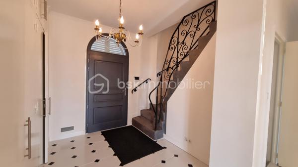 ***À seulement 8 minutes de Vichy superbe propriété située en sortie de village dans un environnement calme et sans vis-à-vis.
   
*** Surface habitable 203 m2 + sous sol de 100 m2

👉 - Au rez-de-chaussée : vaste séjour-salon ouvrant sur terrasse, cuisine équipée haut de gamme, hall d'entrée avec grande penderie, chambre avec dressing, salle d'eau double vasque et WC indépendant.

👉 - Étage : 2 suites parentales ( Chambre + Salon ou Bureau et Salle de bain ) ou possibilité de 4 chambres communicantes avec salle de bains, salle d'eau, cabinet de toilette, 
  3 WC et débarras.

👉 - Terrain clos et arboré de 6 000 m² avec superbe vue dégagée sur la campagne.

 👉 - Garage, atelier, buanderie et cuisine secondaire.

➕ DPE C ---- AUCUN TRAVAUX A PRÉVOIR
