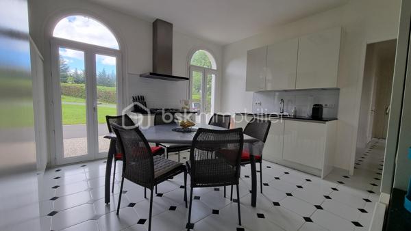 ***À seulement 8 minutes de Vichy superbe propriété située en sortie de village dans un environnement calme et sans vis-à-vis.
   
*** Surface habitable 203 m2 + sous sol de 100 m2

👉 - Au rez-de-chaussée : vaste séjour-salon ouvrant sur terrasse, cuisine équipée haut de gamme, hall d'entrée avec grande penderie, chambre avec dressing, salle d'eau double vasque et WC indépendant.

👉 - Étage : 2 suites parentales ( Chambre + Salon ou Bureau et Salle de bain ) ou possibilité de 4 chambres communicantes avec salle de bains, salle d'eau, cabinet de toilette, 
  3 WC et débarras.

👉 - Terrain clos et arboré de 6 000 m² avec superbe vue dégagée sur la campagne.

 👉 - Garage, atelier, buanderie et cuisine secondaire.

➕ DPE C ---- AUCUN TRAVAUX A PRÉVOIR