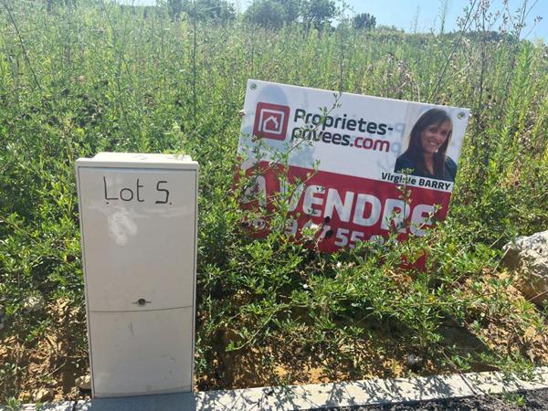 TERRAIN A BATIR  DE 556 M² VIABILISE