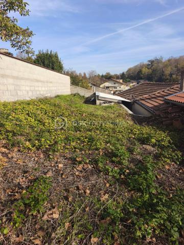 Céline HERRERO Immobilier présente sur Beaurepaire en hyper centre, une maison de village sur 3 niveaux hors copropriété
Le terrain se situe au dernier niveau avec une magnifique vue
Travaux de rénovation à effectuer 
Idéal investissement locatif
Proche écoles, commerces
Programmer une visite dès à présent !!!