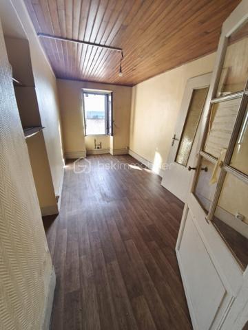 Céline HERRERO Immobilier présente sur Beaurepaire en hyper centre, une maison de village sur 3 niveaux hors copropriété
Le terrain se situe au dernier niveau avec une magnifique vue
Travaux de rénovation à effectuer 
Idéal investissement locatif
Proche écoles, commerces
Programmer une visite dès à présent !!!