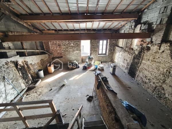 Céline HERRERO Immobilier présente sur Beaurepaire en hyper centre, une maison de village sur 3 niveaux hors copropriété
Le terrain se situe au dernier niveau avec une magnifique vue
Travaux de rénovation à effectuer 
Idéal investissement locatif
Proche écoles, commerces
Programmer une visite dès à présent !!!