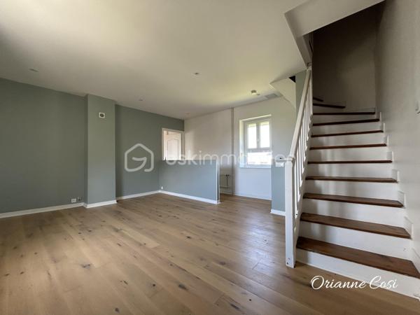 Située dans un environnement calme et agréable à Pontcharra, cette grande bâtisse offre 175 m² habitables répartis sur trois niveaux, avec de beaux volumes.

Entièrement rénovée, elle se compose :

Au rez-de-chaussée :
•	Une entrée accueillante
•	Une cuisine indépendante aménagée
•	Un vaste salon chaleureux équipé d'un poêle à bois
•	Une salle d'eau avec WC

Au premier étage :
•	Trois grandes chambres
•	Un espace de passage pouvant faire office de bureau ou coin lecture
•	Une salle de bains
•	Un WC indépendant

Au deuxième étage :
•	Deux chambres

La propriété dispose également d'un garage de 32m² et d’une cave de 42m².
Cette maison allie le charme de l'ancien au confort moderne grâce à menuiseries récentes, ses volets roulants électriques et sa toiture récente et son adoucisseur d'eau. 
Seuls des travaux de réfection sont à envisager sur la toiture du garage.
Cette maison séduira les familles à la recherche d'espace, de tranquillité et d'un bien alliant charme de l'ancien et confort moderne.

Certaines photos ont été modifiées grâce à l'IA.