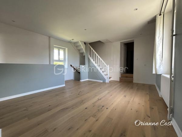 Située dans un environnement calme et agréable à Pontcharra, cette grande bâtisse offre 175 m² habitables répartis sur trois niveaux, avec de beaux volumes.

Entièrement rénovée, elle se compose :

Au rez-de-chaussée :
•	Une entrée accueillante
•	Une cuisine indépendante aménagée
•	Un vaste salon chaleureux équipé d'un poêle à bois
•	Une salle d'eau avec WC

Au premier étage :
•	Trois grandes chambres
•	Un espace de passage pouvant faire office de bureau ou coin lecture
•	Une salle de bains
•	Un WC indépendant

Au deuxième étage :
•	Deux chambres

La propriété dispose également d'un garage de 32m² et d’une cave de 42m².
Cette maison allie le charme de l'ancien au confort moderne grâce à menuiseries récentes, ses volets roulants électriques et sa toiture récente et son adoucisseur d'eau. 
Seuls des travaux de réfection sont à envisager sur la toiture du garage.
Cette maison séduira les familles à la recherche d'espace, de tranquillité et d'un bien alliant charme de l'ancien et confort moderne.

Certaines photos ont été modifiées grâce à l'IA.