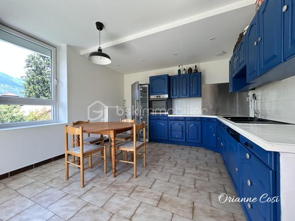 Située dans un environnement calme et agréable à Pontcharra, cette grande bâtisse offre 175 m² habitables répartis sur trois niveaux, avec de beaux volumes.

Entièrement rénovée, elle se compose :

Au rez-de-chaussée :
•	Une entrée accueillante
•	Une cuisine indépendante aménagée
•	Un vaste salon chaleureux équipé d'un poêle à bois
•	Une salle d'eau avec WC

Au premier étage :
•	Trois grandes chambres
•	Un espace de passage pouvant faire office de bureau ou coin lecture
•	Une salle de bains
•	Un WC indépendant

Au deuxième étage :
•	Deux chambres

La propriété dispose également d'un garage de 32m² et d’une cave de 42m².
Cette maison allie le charme de l'ancien au confort moderne grâce à menuiseries récentes, ses volets roulants électriques et sa toiture récente et son adoucisseur d'eau. 
Seuls des travaux de réfection sont à envisager sur la toiture du garage.
Cette maison séduira les familles à la recherche d'espace, de tranquillité et d'un bien alliant charme de l'ancien et confort moderne.

Certaines photos ont été modifiées grâce à l'IA.