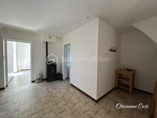 Située dans un environnement calme et agréable à Pontcharra, cette grande bâtisse offre 175 m² habitables répartis sur trois niveaux, avec de beaux volumes.

Entièrement rénovée, elle se compose :

Au rez-de-chaussée :
•	Une entrée accueillante
•	Une cuisine indépendante aménagée
•	Un vaste salon chaleureux équipé d'un poêle à bois
•	Une salle d'eau avec WC

Au premier étage :
•	Trois grandes chambres
•	Un espace de passage pouvant faire office de bureau ou coin lecture
•	Une salle de bains
•	Un WC indépendant

Au deuxième étage :
•	Deux chambres

La propriété dispose également d'un garage de 32m² et d’une cave de 42m².
Cette maison allie le charme de l'ancien au confort moderne grâce à menuiseries récentes, ses volets roulants électriques et sa toiture récente et son adoucisseur d'eau. 
Seuls des travaux de réfection sont à envisager sur la toiture du garage.
Cette maison séduira les familles à la recherche d'espace, de tranquillité et d'un bien alliant charme de l'ancien et confort moderne.

Certaines photos ont été modifiées grâce à l'IA.