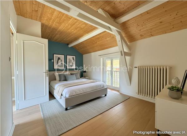 Située dans un environnement calme et agréable à Pontcharra, cette grande bâtisse offre 175 m² habitables répartis sur trois niveaux, avec de beaux volumes.

Entièrement rénovée, elle se compose :

Au rez-de-chaussée :
•	Une entrée accueillante
•	Une cuisine indépendante aménagée
•	Un vaste salon chaleureux équipé d'un poêle à bois
•	Une salle d'eau avec WC

Au premier étage :
•	Trois grandes chambres
•	Un espace de passage pouvant faire office de bureau ou coin lecture
•	Une salle de bains
•	Un WC indépendant

Au deuxième étage :
•	Deux chambres

La propriété dispose également d'un garage de 32m² et d’une cave de 42m².
Cette maison allie le charme de l'ancien au confort moderne grâce à menuiseries récentes, ses volets roulants électriques et sa toiture récente et son adoucisseur d'eau. 
Seuls des travaux de réfection sont à envisager sur la toiture du garage.
Cette maison séduira les familles à la recherche d'espace, de tranquillité et d'un bien alliant charme de l'ancien et confort moderne.

Certaines photos ont été modifiées grâce à l'IA.