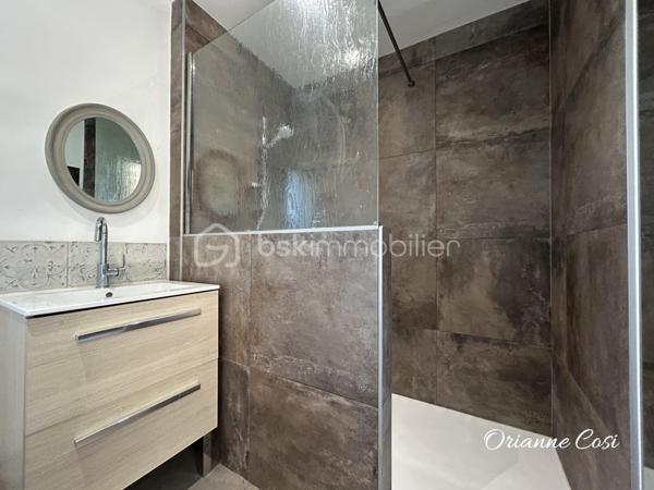 Située dans un environnement calme et agréable à Pontcharra, cette grande bâtisse offre 175 m² habitables répartis sur trois niveaux, avec de beaux volumes.

Entièrement rénovée, elle se compose :

Au rez-de-chaussée :
•	Une entrée accueillante
•	Une cuisine indépendante aménagée
•	Un vaste salon chaleureux équipé d'un poêle à bois
•	Une salle d'eau avec WC

Au premier étage :
•	Trois grandes chambres
•	Un espace de passage pouvant faire office de bureau ou coin lecture
•	Une salle de bains
•	Un WC indépendant

Au deuxième étage :
•	Deux chambres

La propriété dispose également d'un garage de 32m² et d’une cave de 42m².
Cette maison allie le charme de l'ancien au confort moderne grâce à menuiseries récentes, ses volets roulants électriques et sa toiture récente et son adoucisseur d'eau. 
Seuls des travaux de réfection sont à envisager sur la toiture du garage.
Cette maison séduira les familles à la recherche d'espace, de tranquillité et d'un bien alliant charme de l'ancien et confort moderne.

Certaines photos ont été modifiées grâce à l'IA.