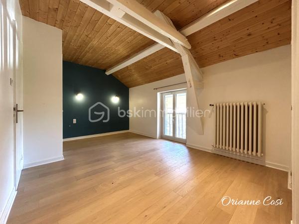Située dans un environnement calme et agréable à Pontcharra, cette grande bâtisse offre 175 m² habitables répartis sur trois niveaux, avec de beaux volumes.

Entièrement rénovée, elle se compose :

Au rez-de-chaussée :
•	Une entrée accueillante
•	Une cuisine indépendante aménagée
•	Un vaste salon chaleureux équipé d'un poêle à bois
•	Une salle d'eau avec WC

Au premier étage :
•	Trois grandes chambres
•	Un espace de passage pouvant faire office de bureau ou coin lecture
•	Une salle de bains
•	Un WC indépendant

Au deuxième étage :
•	Deux chambres

La propriété dispose également d'un garage de 32m² et d’une cave de 42m².
Cette maison allie le charme de l'ancien au confort moderne grâce à menuiseries récentes, ses volets roulants électriques et sa toiture récente et son adoucisseur d'eau. 
Seuls des travaux de réfection sont à envisager sur la toiture du garage.
Cette maison séduira les familles à la recherche d'espace, de tranquillité et d'un bien alliant charme de l'ancien et confort moderne.

Certaines photos ont été modifiées grâce à l'IA.