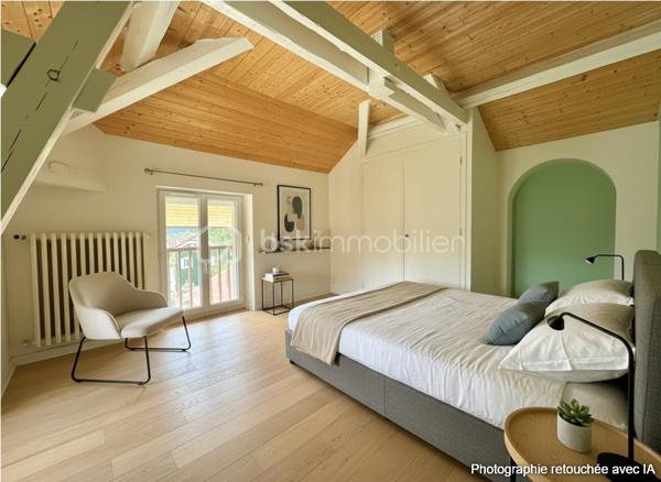 Située dans un environnement calme et agréable à Pontcharra, cette grande bâtisse offre 175 m² habitables répartis sur trois niveaux, avec de beaux volumes.

Entièrement rénovée, elle se compose :

Au rez-de-chaussée :
•	Une entrée accueillante
•	Une cuisine indépendante aménagée
•	Un vaste salon chaleureux équipé d'un poêle à bois
•	Une salle d'eau avec WC

Au premier étage :
•	Trois grandes chambres
•	Un espace de passage pouvant faire office de bureau ou coin lecture
•	Une salle de bains
•	Un WC indépendant

Au deuxième étage :
•	Deux chambres

La propriété dispose également d'un garage de 32m² et d’une cave de 42m².
Cette maison allie le charme de l'ancien au confort moderne grâce à menuiseries récentes, ses volets roulants électriques et sa toiture récente et son adoucisseur d'eau. 
Seuls des travaux de réfection sont à envisager sur la toiture du garage.
Cette maison séduira les familles à la recherche d'espace, de tranquillité et d'un bien alliant charme de l'ancien et confort moderne.

Certaines photos ont été modifiées grâce à l'IA.