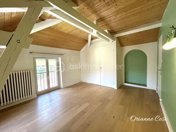 Située dans un environnement calme et agréable à Pontcharra, cette grande bâtisse offre 175 m² habitables répartis sur trois niveaux, avec de beaux volumes.

Entièrement rénovée, elle se compose :

Au rez-de-chaussée :
•	Une entrée accueillante
•	Une cuisine indépendante aménagée
•	Un vaste salon chaleureux équipé d'un poêle à bois
•	Une salle d'eau avec WC

Au premier étage :
•	Trois grandes chambres
•	Un espace de passage pouvant faire office de bureau ou coin lecture
•	Une salle de bains
•	Un WC indépendant

Au deuxième étage :
•	Deux chambres

La propriété dispose également d'un garage de 32m² et d’une cave de 42m².
Cette maison allie le charme de l'ancien au confort moderne grâce à menuiseries récentes, ses volets roulants électriques et sa toiture récente et son adoucisseur d'eau. 
Seuls des travaux de réfection sont à envisager sur la toiture du garage.
Cette maison séduira les familles à la recherche d'espace, de tranquillité et d'un bien alliant charme de l'ancien et confort moderne.

Certaines photos ont été modifiées grâce à l'IA.