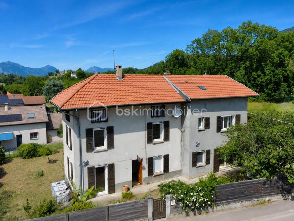 Située dans un environnement calme et agréable à Pontcharra, cette grande bâtisse offre 175 m² habitables répartis sur trois niveaux, avec de beaux volumes.

Entièrement rénovée, elle se compose :

Au rez-de-chaussée :
•	Une entrée accueillante
•	Une cuisine indépendante aménagée
•	Un vaste salon chaleureux équipé d'un poêle à bois
•	Une salle d'eau avec WC

Au premier étage :
•	Trois grandes chambres
•	Un espace de passage pouvant faire office de bureau ou coin lecture
•	Une salle de bains
•	Un WC indépendant

Au deuxième étage :
•	Deux chambres

La propriété dispose également d'un garage de 32m² et d’une cave de 42m².
Cette maison allie le charme de l'ancien au confort moderne grâce à menuiseries récentes, ses volets roulants électriques et sa toiture récente et son adoucisseur d'eau. 
Seuls des travaux de réfection sont à envisager sur la toiture du garage.
Cette maison séduira les familles à la recherche d'espace, de tranquillité et d'un bien alliant charme de l'ancien et confort moderne.

Certaines photos ont été modifiées grâce à l'IA.