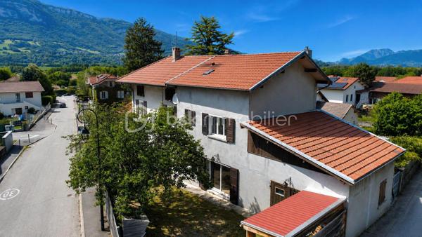 Située dans un environnement calme et agréable à Pontcharra, cette grande bâtisse offre 175 m² habitables répartis sur trois niveaux, avec de beaux volumes.

Entièrement rénovée, elle se compose :

Au rez-de-chaussée :
•	Une entrée accueillante
•	Une cuisine indépendante aménagée
•	Un vaste salon chaleureux équipé d'un poêle à bois
•	Une salle d'eau avec WC

Au premier étage :
•	Trois grandes chambres
•	Un espace de passage pouvant faire office de bureau ou coin lecture
•	Une salle de bains
•	Un WC indépendant

Au deuxième étage :
•	Deux chambres

La propriété dispose également d'un garage de 32m² et d’une cave de 42m².
Cette maison allie le charme de l'ancien au confort moderne grâce à menuiseries récentes, ses volets roulants électriques et sa toiture récente et son adoucisseur d'eau. 
Seuls des travaux de réfection sont à envisager sur la toiture du garage.
Cette maison séduira les familles à la recherche d'espace, de tranquillité et d'un bien alliant charme de l'ancien et confort moderne.

Certaines photos ont été modifiées grâce à l'IA.