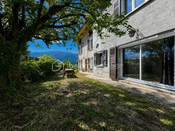 Située dans un environnement calme et agréable à Pontcharra, cette grande bâtisse offre 175 m² habitables répartis sur trois niveaux, avec de beaux volumes.

Entièrement rénovée, elle se compose :

Au rez-de-chaussée :
•	Une entrée accueillante
•	Une cuisine indépendante aménagée
•	Un vaste salon chaleureux équipé d'un poêle à bois
•	Une salle d'eau avec WC

Au premier étage :
•	Trois grandes chambres
•	Un espace de passage pouvant faire office de bureau ou coin lecture
•	Une salle de bains
•	Un WC indépendant

Au deuxième étage :
•	Deux chambres

La propriété dispose également d'un garage de 32m² et d’une cave de 42m².
Cette maison allie le charme de l'ancien au confort moderne grâce à menuiseries récentes, ses volets roulants électriques et sa toiture récente et son adoucisseur d'eau. 
Seuls des travaux de réfection sont à envisager sur la toiture du garage.
Cette maison séduira les familles à la recherche d'espace, de tranquillité et d'un bien alliant charme de l'ancien et confort moderne.

Certaines photos ont été modifiées grâce à l'IA.
