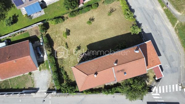 Située dans un environnement calme et agréable à Pontcharra, cette grande bâtisse offre 175 m² habitables répartis sur trois niveaux, avec de beaux volumes.

Entièrement rénovée, elle se compose :

Au rez-de-chaussée :
•	Une entrée accueillante
•	Une cuisine indépendante aménagée
•	Un vaste salon chaleureux équipé d'un poêle à bois
•	Une salle d'eau avec WC

Au premier étage :
•	Trois grandes chambres
•	Un espace de passage pouvant faire office de bureau ou coin lecture
•	Une salle de bains
•	Un WC indépendant

Au deuxième étage :
•	Deux chambres

La propriété dispose également d'un garage de 32m² et d’une cave de 42m².
Cette maison allie le charme de l'ancien au confort moderne grâce à menuiseries récentes, ses volets roulants électriques et sa toiture récente et son adoucisseur d'eau. 
Seuls des travaux de réfection sont à envisager sur la toiture du garage.
Cette maison séduira les familles à la recherche d'espace, de tranquillité et d'un bien alliant charme de l'ancien et confort moderne.

Certaines photos ont été modifiées grâce à l'IA.