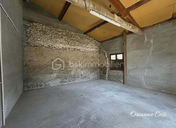 Située dans un environnement calme et agréable à Pontcharra, cette grande bâtisse offre 175 m² habitables répartis sur trois niveaux, avec de beaux volumes.

Entièrement rénovée, elle se compose :

Au rez-de-chaussée :
•	Une entrée accueillante
•	Une cuisine indépendante aménagée
•	Un vaste salon chaleureux équipé d'un poêle à bois
•	Une salle d'eau avec WC

Au premier étage :
•	Trois grandes chambres
•	Un espace de passage pouvant faire office de bureau ou coin lecture
•	Une salle de bains
•	Un WC indépendant

Au deuxième étage :
•	Deux chambres

La propriété dispose également d'un garage de 32m² et d’une cave de 42m².
Cette maison allie le charme de l'ancien au confort moderne grâce à menuiseries récentes, ses volets roulants électriques et sa toiture récente et son adoucisseur d'eau. 
Seuls des travaux de réfection sont à envisager sur la toiture du garage.
Cette maison séduira les familles à la recherche d'espace, de tranquillité et d'un bien alliant charme de l'ancien et confort moderne.

Certaines photos ont été modifiées grâce à l'IA.