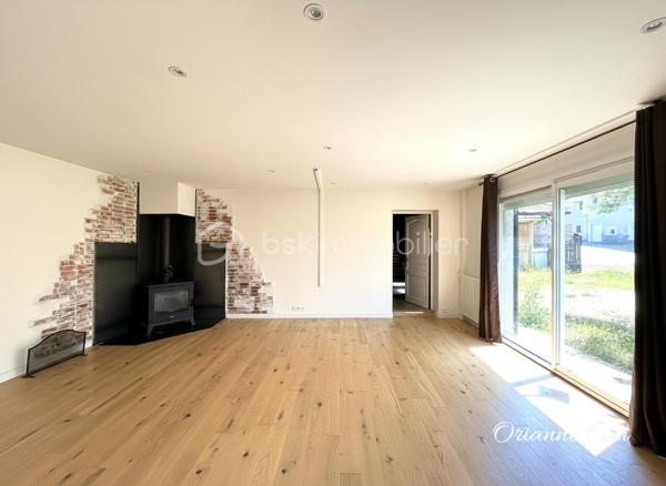 Située dans un environnement calme et agréable à Pontcharra, cette grande bâtisse offre 175 m² habitables répartis sur trois niveaux, avec de beaux volumes.

Entièrement rénovée, elle se compose :

Au rez-de-chaussée :
•	Une entrée accueillante
•	Une cuisine indépendante aménagée
•	Un vaste salon chaleureux équipé d'un poêle à bois
•	Une salle d'eau avec WC

Au premier étage :
•	Trois grandes chambres
•	Un espace de passage pouvant faire office de bureau ou coin lecture
•	Une salle de bains
•	Un WC indépendant

Au deuxième étage :
•	Deux chambres

La propriété dispose également d'un garage de 32m² et d’une cave de 42m².
Cette maison allie le charme de l'ancien au confort moderne grâce à menuiseries récentes, ses volets roulants électriques et sa toiture récente et son adoucisseur d'eau. 
Seuls des travaux de réfection sont à envisager sur la toiture du garage.
Cette maison séduira les familles à la recherche d'espace, de tranquillité et d'un bien alliant charme de l'ancien et confort moderne.

Certaines photos ont été modifiées grâce à l'IA.