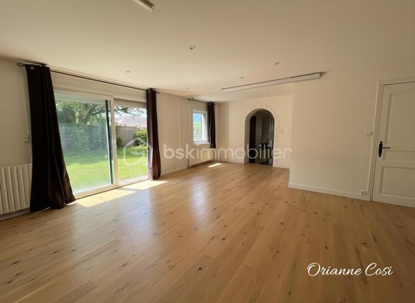 Située dans un environnement calme et agréable à Pontcharra, cette grande bâtisse offre 175 m² habitables répartis sur trois niveaux, avec de beaux volumes.

Entièrement rénovée, elle se compose :

Au rez-de-chaussée :
•	Une entrée accueillante
•	Une cuisine indépendante aménagée
•	Un vaste salon chaleureux équipé d'un poêle à bois
•	Une salle d'eau avec WC

Au premier étage :
•	Trois grandes chambres
•	Un espace de passage pouvant faire office de bureau ou coin lecture
•	Une salle de bains
•	Un WC indépendant

Au deuxième étage :
•	Deux chambres

La propriété dispose également d'un garage de 32m² et d’une cave de 42m².
Cette maison allie le charme de l'ancien au confort moderne grâce à menuiseries récentes, ses volets roulants électriques et sa toiture récente et son adoucisseur d'eau. 
Seuls des travaux de réfection sont à envisager sur la toiture du garage.
Cette maison séduira les familles à la recherche d'espace, de tranquillité et d'un bien alliant charme de l'ancien et confort moderne.

Certaines photos ont été modifiées grâce à l'IA.