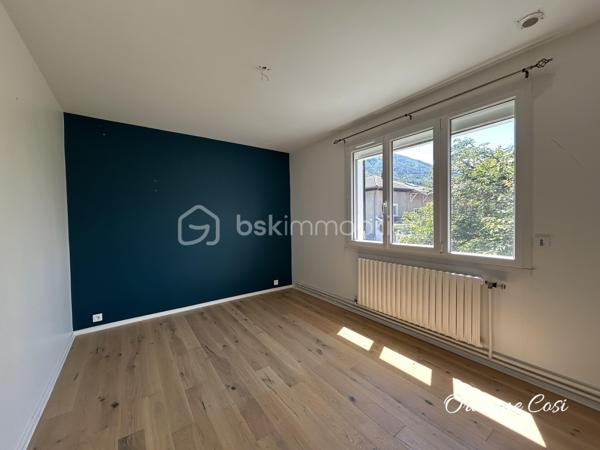 Située dans un environnement calme et agréable à Pontcharra, cette grande bâtisse offre 175 m² habitables répartis sur trois niveaux, avec de beaux volumes.

Entièrement rénovée, elle se compose :

Au rez-de-chaussée :
•	Une entrée accueillante
•	Une cuisine indépendante aménagée
•	Un vaste salon chaleureux équipé d'un poêle à bois
•	Une salle d'eau avec WC

Au premier étage :
•	Trois grandes chambres
•	Un espace de passage pouvant faire office de bureau ou coin lecture
•	Une salle de bains
•	Un WC indépendant

Au deuxième étage :
•	Deux chambres

La propriété dispose également d'un garage de 32m² et d’une cave de 42m².
Cette maison allie le charme de l'ancien au confort moderne grâce à menuiseries récentes, ses volets roulants électriques et sa toiture récente et son adoucisseur d'eau. 
Seuls des travaux de réfection sont à envisager sur la toiture du garage.
Cette maison séduira les familles à la recherche d'espace, de tranquillité et d'un bien alliant charme de l'ancien et confort moderne.

Certaines photos ont été modifiées grâce à l'IA.