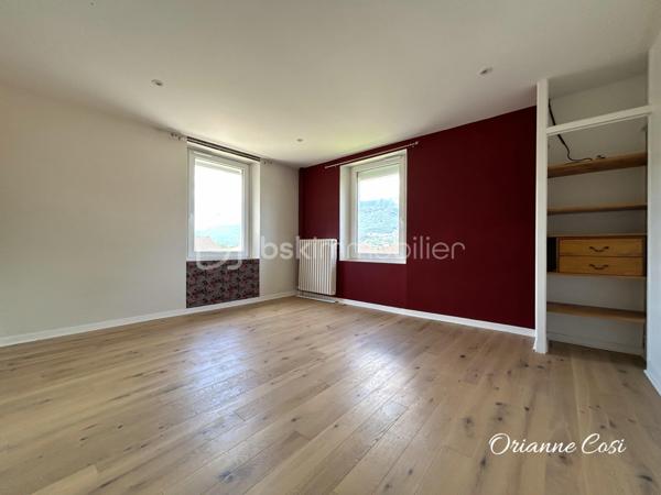 Située dans un environnement calme et agréable à Pontcharra, cette grande bâtisse offre 175 m² habitables répartis sur trois niveaux, avec de beaux volumes.

Entièrement rénovée, elle se compose :

Au rez-de-chaussée :
•	Une entrée accueillante
•	Une cuisine indépendante aménagée
•	Un vaste salon chaleureux équipé d'un poêle à bois
•	Une salle d'eau avec WC

Au premier étage :
•	Trois grandes chambres
•	Un espace de passage pouvant faire office de bureau ou coin lecture
•	Une salle de bains
•	Un WC indépendant

Au deuxième étage :
•	Deux chambres

La propriété dispose également d'un garage de 32m² et d’une cave de 42m².
Cette maison allie le charme de l'ancien au confort moderne grâce à menuiseries récentes, ses volets roulants électriques et sa toiture récente et son adoucisseur d'eau. 
Seuls des travaux de réfection sont à envisager sur la toiture du garage.
Cette maison séduira les familles à la recherche d'espace, de tranquillité et d'un bien alliant charme de l'ancien et confort moderne.

Certaines photos ont été modifiées grâce à l'IA.