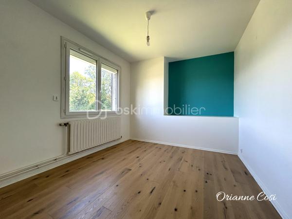 Située dans un environnement calme et agréable à Pontcharra, cette grande bâtisse offre 175 m² habitables répartis sur trois niveaux, avec de beaux volumes.

Entièrement rénovée, elle se compose :

Au rez-de-chaussée :
•	Une entrée accueillante
•	Une cuisine indépendante aménagée
•	Un vaste salon chaleureux équipé d'un poêle à bois
•	Une salle d'eau avec WC

Au premier étage :
•	Trois grandes chambres
•	Un espace de passage pouvant faire office de bureau ou coin lecture
•	Une salle de bains
•	Un WC indépendant

Au deuxième étage :
•	Deux chambres

La propriété dispose également d'un garage de 32m² et d’une cave de 42m².
Cette maison allie le charme de l'ancien au confort moderne grâce à menuiseries récentes, ses volets roulants électriques et sa toiture récente et son adoucisseur d'eau. 
Seuls des travaux de réfection sont à envisager sur la toiture du garage.
Cette maison séduira les familles à la recherche d'espace, de tranquillité et d'un bien alliant charme de l'ancien et confort moderne.

Certaines photos ont été modifiées grâce à l'IA.