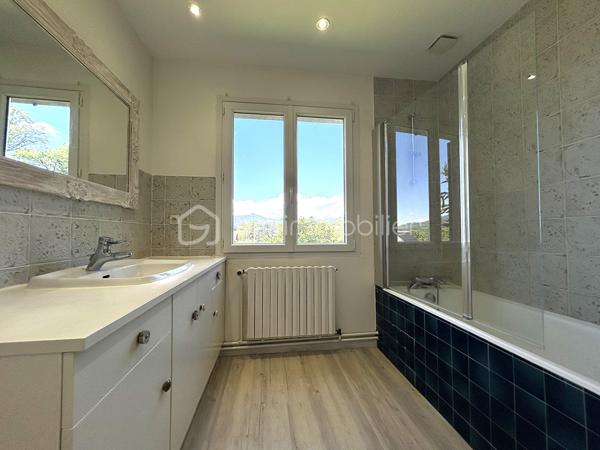 Située dans un environnement calme et agréable à Pontcharra, cette grande bâtisse offre 175 m² habitables répartis sur trois niveaux, avec de beaux volumes.

Entièrement rénovée, elle se compose :

Au rez-de-chaussée :
•	Une entrée accueillante
•	Une cuisine indépendante aménagée
•	Un vaste salon chaleureux équipé d'un poêle à bois
•	Une salle d'eau avec WC

Au premier étage :
•	Trois grandes chambres
•	Un espace de passage pouvant faire office de bureau ou coin lecture
•	Une salle de bains
•	Un WC indépendant

Au deuxième étage :
•	Deux chambres

La propriété dispose également d'un garage de 32m² et d’une cave de 42m².
Cette maison allie le charme de l'ancien au confort moderne grâce à menuiseries récentes, ses volets roulants électriques et sa toiture récente et son adoucisseur d'eau. 
Seuls des travaux de réfection sont à envisager sur la toiture du garage.
Cette maison séduira les familles à la recherche d'espace, de tranquillité et d'un bien alliant charme de l'ancien et confort moderne.

Certaines photos ont été modifiées grâce à l'IA.