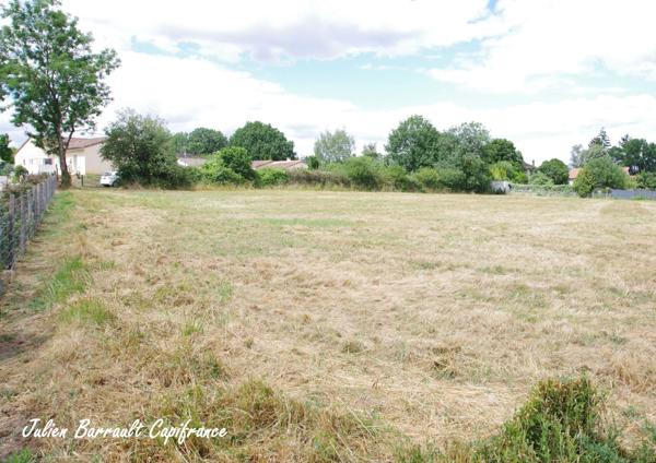 Terrain constructible à vendre de 1070 m² dans la commune de Savigny Lévescault