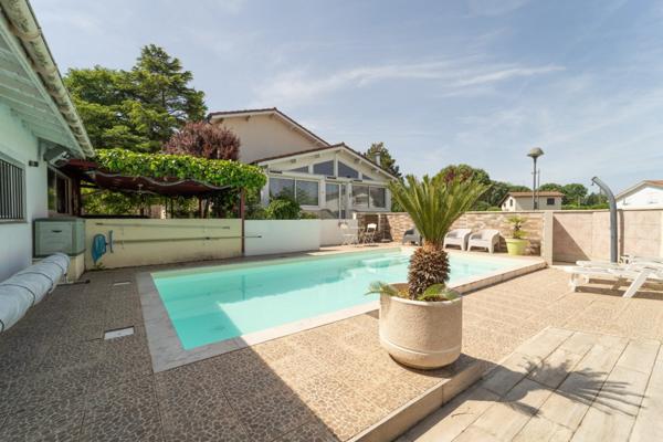Maison familiale spacieuse avec piscine dépendance et garage
