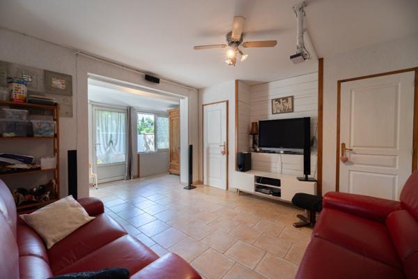 Maison familiale spacieuse avec piscine dépendance et garage