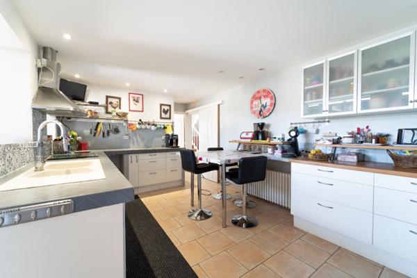 Maison familiale spacieuse avec piscine dépendance et garage
