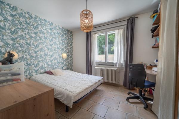 Maison familiale spacieuse avec piscine dépendance et garage