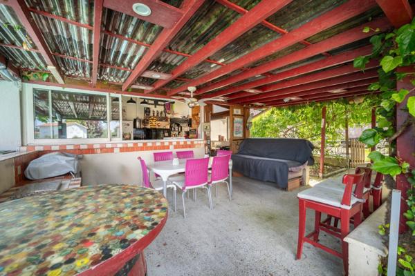 Maison familiale spacieuse avec piscine dépendance et garage