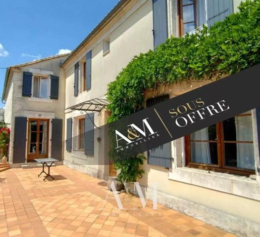 MAISON CHARENTAISE AU COEUR DU QUARTIER ST CYBARD
