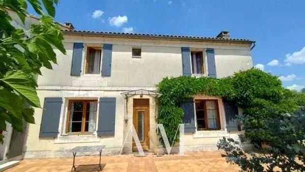 MAISON CHARENTAISE AU COEUR DU QUARTIER ST CYBARD