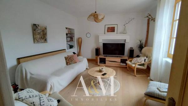 MAISON CHARENTAISE AU COEUR DU QUARTIER ST CYBARD