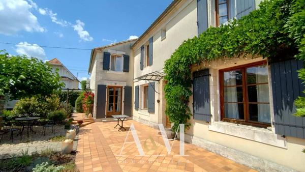 MAISON CHARENTAISE AU COEUR DU QUARTIER ST CYBARD