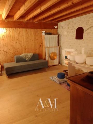 MAISON CHARENTAISE AU COEUR DU QUARTIER ST CYBARD