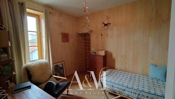 MAISON CHARENTAISE AU COEUR DU QUARTIER ST CYBARD