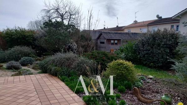 MAISON CHARENTAISE AU COEUR DU QUARTIER ST CYBARD
