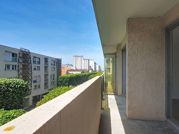 A LOUER - PAU PROCHE CENTRE VILLE APPARTEMENT T2 RENOVE AVEC BALCON, UNE PLACE DE PARKING ET UNE CAVE