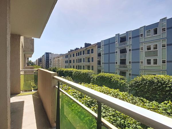 A LOUER - PAU PROCHE CENTRE VILLE APPARTEMENT T2 RENOVE AVEC BALCON, UNE PLACE DE PARKING ET UNE CAVE
