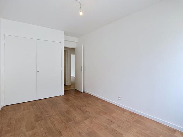 A LOUER - PAU PROCHE CENTRE VILLE APPARTEMENT T2 RENOVE AVEC BALCON, UNE PLACE DE PARKING ET UNE CAVE