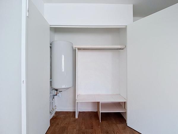 A LOUER - PAU PROCHE CENTRE VILLE APPARTEMENT T2 RENOVE AVEC BALCON, UNE PLACE DE PARKING ET UNE CAVE