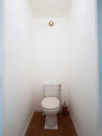 A LOUER - PAU PROCHE CENTRE VILLE APPARTEMENT T2 RENOVE AVEC BALCON, UNE PLACE DE PARKING ET UNE CAVE