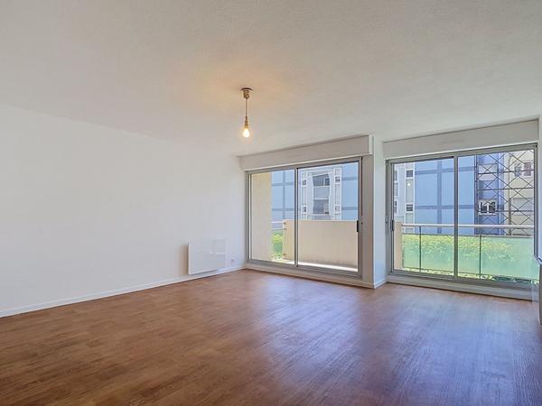A LOUER - PAU PROCHE CENTRE VILLE APPARTEMENT T2 RENOVE AVEC BALCON, UNE PLACE DE PARKING ET UNE CAVE