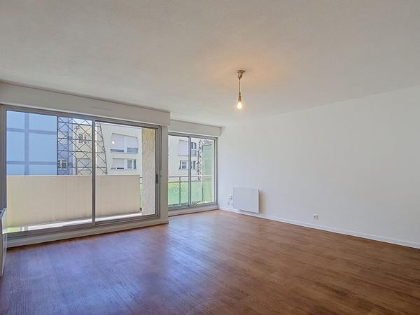 A LOUER - PAU PROCHE CENTRE VILLE APPARTEMENT T2 RENOVE AVEC BALCON, UNE PLACE DE PARKING ET UNE CAVE