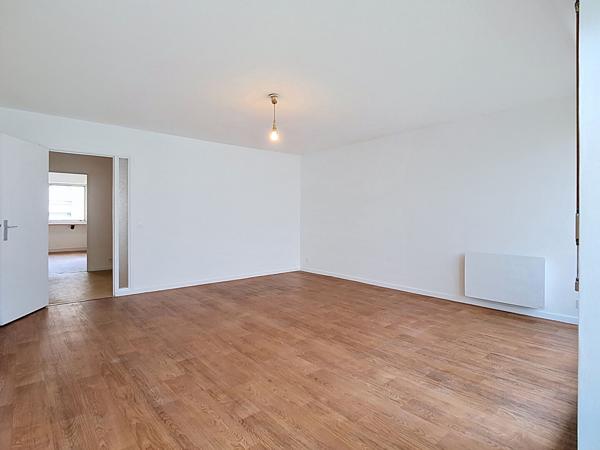 A LOUER - PAU PROCHE CENTRE VILLE APPARTEMENT T2 RENOVE AVEC BALCON, UNE PLACE DE PARKING ET UNE CAVE