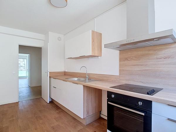 A LOUER - PAU PROCHE CENTRE VILLE APPARTEMENT T2 RENOVE AVEC BALCON, UNE PLACE DE PARKING ET UNE CAVE