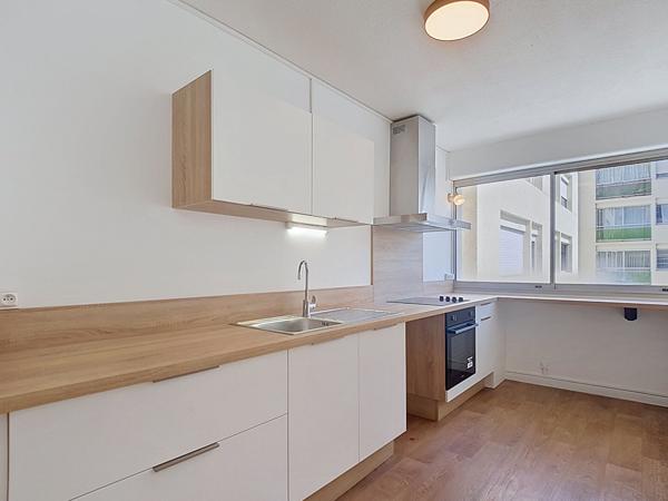 A LOUER - PAU PROCHE CENTRE VILLE APPARTEMENT T2 RENOVE AVEC BALCON, UNE PLACE DE PARKING ET UNE CAVE